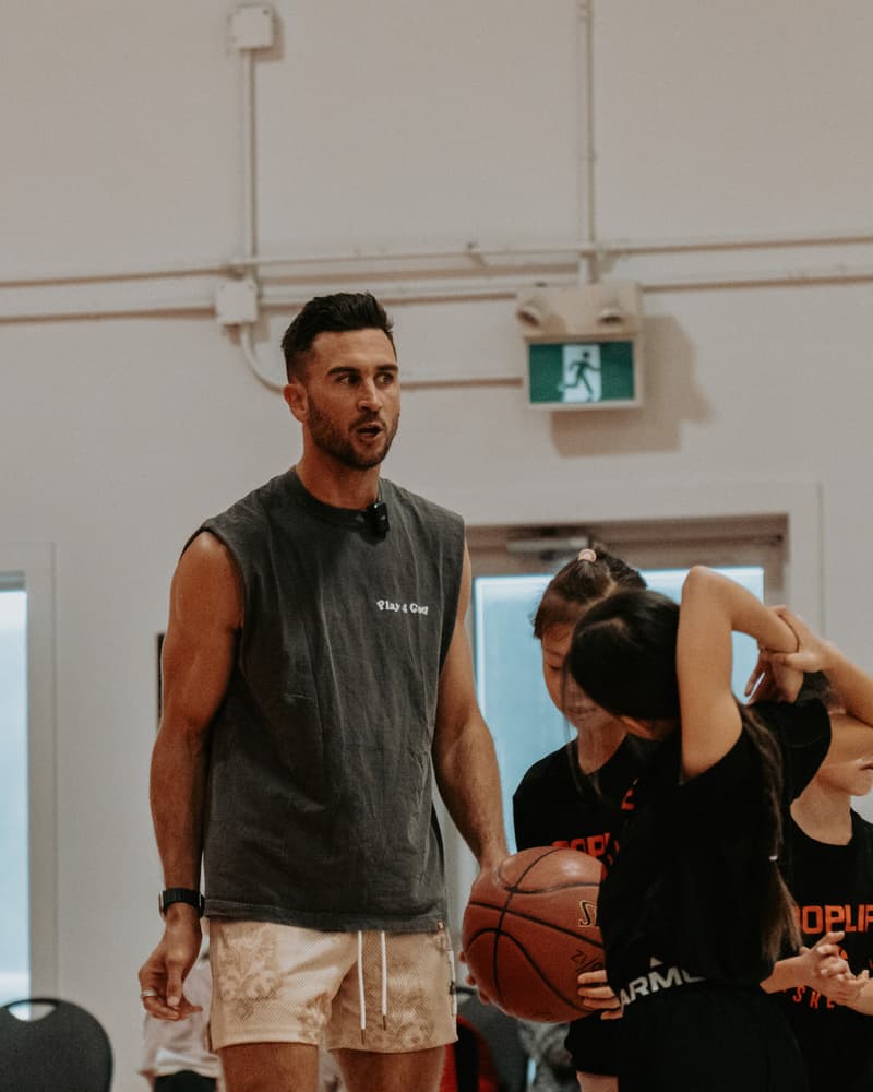 Jordan Lawley instructing a young player one on one