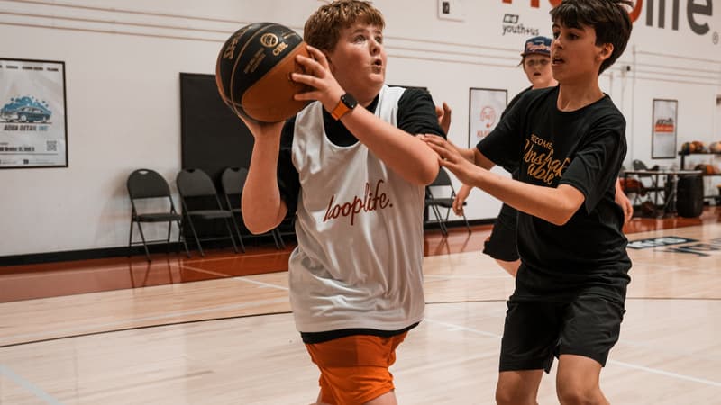 Two players fighting for the ball in a 3x3 game
