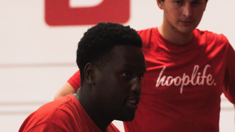 A HoopLife coach working 1-on-1 with a player